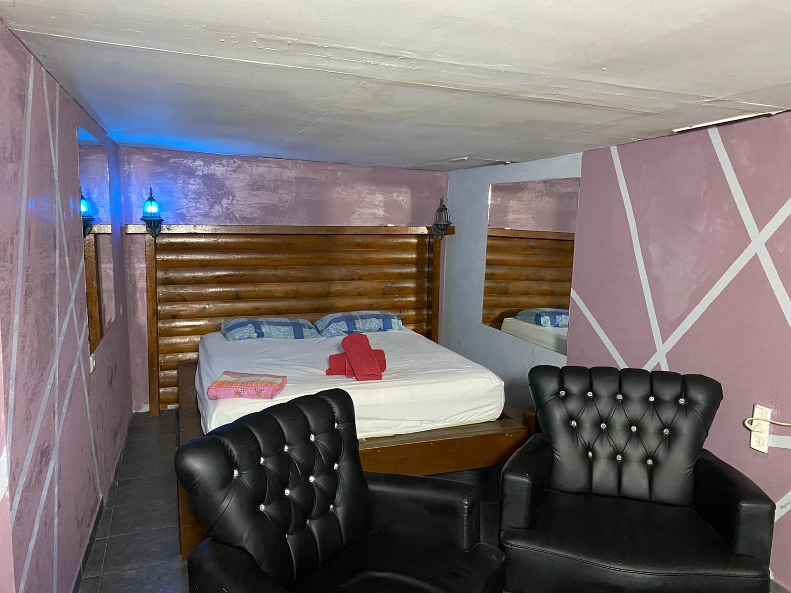LOVE ROOM